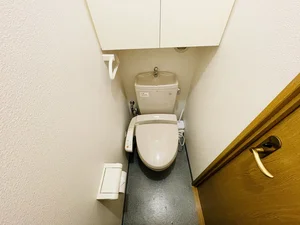 ウォシュレットつきのトイレです。老若男女皆様に安心してご利用いただけますね☆トイレにもトイレ用洗剤とトイレ用ブラシをご用意しておりますので長期ご利用の場合の気になる汚れなどもお掃除して頂けます＾＾