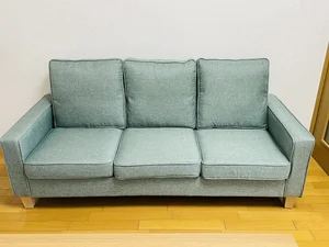 三人用のソファです☆ローテーブルもお洒落なテーブルとなってます♪♪