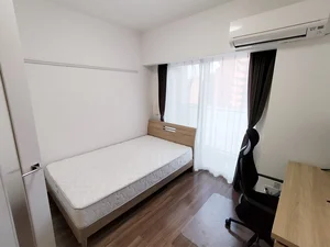 写真はお部屋のイメージです。ラグなどの室内装飾はございません。