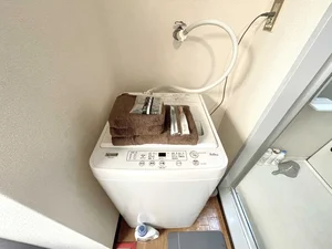 洗濯機は室内に設置しております♪洗濯用洗剤もご用意しておりますのでご入居してすぐにご利用が可能です(^^♪タオル1式分もご用意しております☆彡