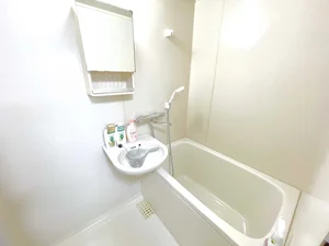 【新高岡駅前ウィークリーマンションバス画像】新高岡駅前マンスリーマンションでは、バスルームにも多数の備品を設置。シャンプー、トリートメント、ドライヤーは標準設備♪