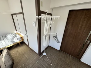 【パラソルハンガー】富山駅前(NTT西日本桜橋ビル前)ウィークリーマンションではパラソルハンガー完備★雨の日でも快適に室内で洗濯ができます♪ハンガーも5本標準設備のなので長期滞在も安心ですね(^^)/