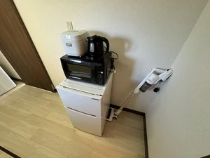 【冷蔵庫・電子レンジ】ホテルと違い富山駅前(NTT西日本桜橋ビル前)ウィークリーマンションでは標準設備♪一人暮らしに適した冷蔵庫なので1週間以上の暮らしに最適★お客様の声から今の形になりました。