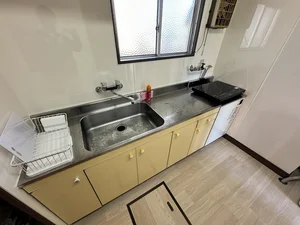 キッチンには冷蔵庫、ケトル、炊飯器、調理器具を完備。ホテルと違い自炊できるのでで長期ご利用のお客様でも安心ですね!富山駅前(NTT西日本桜橋ビル前)ウィークリーマンションの強みです♪