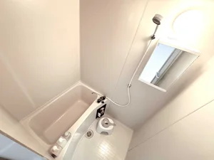 【JR岡山駅東口前ウィークリーマンションバス画像】JR岡山駅東口前マンスリーマンションでは、バスルームにも多数の備品を設置。シャンプー、トリートメント、ドライヤーは標準設備♪【手続き簡単3分・保証人不要・敷金、礼金初期費用仲介手数料0円・対面契約不要・電子契約可】