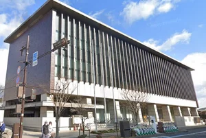 岡山県立図書館まで徒歩24分、1.7km。