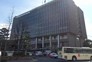 岡山市役所まで徒歩24分、1.7km。