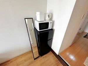 【冷蔵庫・電子レンジ】ホテルと違いJR岡山駅東口前ウィークリーマンションでは標準設備♪一人暮らしに適した冷蔵庫なので1週間以上の暮らしに最適★お客様の声から今の形になりました。