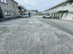 駐車場も完備☆駐車場が広いので、止めやすい場所となっております♪