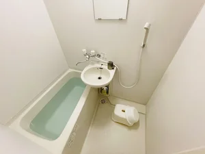 バストイレは別♪バスルームには風呂桶・風呂イス・風呂用洗剤・スポンジをご用意しておりますのでぜひご活用ください！