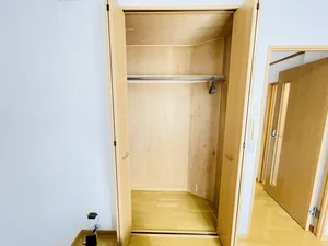 収納スペースも広く、長期滞在でも安心！！嬉しいポール付☆☆