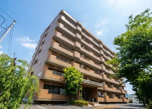 親族・知人訪問 地元出身者が帰省や法事で宿泊。  病院利用の付き添い 市内の基幹病院（石巻赤十字病院など）への入院や通院に付き添うため。  教育関連 大学・専門学校・研修施設の短期利用（実習・集中講義など）。  被災地視察・ボランティア 防災研修や被災地学習で訪れる団体宿泊。  長期滞在観光 三陸沿岸の観光拠点として短期滞在