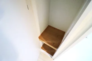 収納スペースありで荷物置きに！