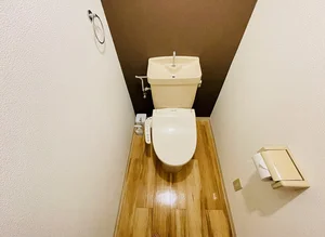 ウォシュレットつきのトイレです。老若男女皆様に安心してご利用いただけますね☆トイレにもトイレ用洗剤とトイレ用ブラシをご用意しておりますので長期ご利用の場合の気になる汚れなどもお掃除して頂けます＾＾