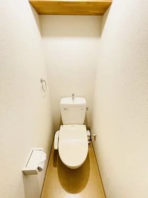 ウォシュレットつきのトイレです。老若男女皆様に安心してご利用いただけますね☆トイレにもトイレ用洗剤とトイレ用ブラシをご用意しておりますので長期ご利用の場合の気になる汚れなどもお掃除して頂けます＾＾
