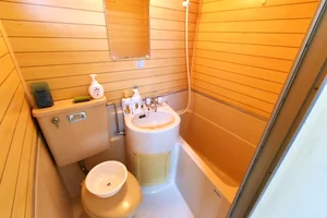 シャンプーやコンディショナー・ボディーソープもあり　トイレットペーパーなど備品あり便利！