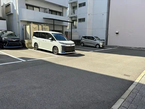 駐車場は広く大型車でも停めやすいです！