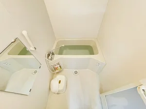 バストイレは別♪バスルームには風呂桶・風呂イス・風呂用洗剤・スポンジをご用意しておりますのでぜひご活用ください！