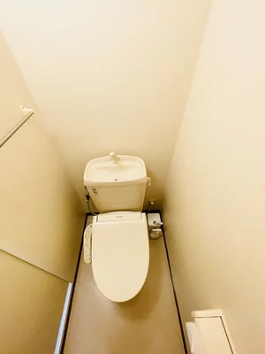 ウォシュレットつきのトイレです。老若男女皆様に安心してご利用いただけますね☆トイレにもトイレ用洗剤とトイレ用ブラシをご用意しておりますので長期ご利用の場合の気になる汚れなどもお掃除して頂けます＾＾