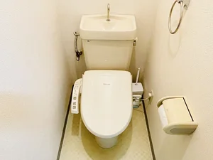 ウォシュレットつきのトイレです。老若男女皆様に安心してご利用いただけますね☆トイレにもトイレ用洗剤とトイレ用ブラシをご用意しておりますので長期ご利用の場合の気になる汚れなどもお掃除して頂けます＾＾