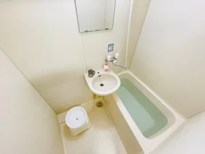 バストイレは別♪バスルームには風呂桶・風呂イス・風呂用洗剤・スポンジをご用意しておりますのでぜひご活用ください！