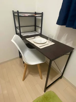 デスクも備え付け♪