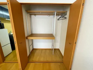 収納スペースも広く、長期滞在でも安心！！嬉しいポール付☆☆