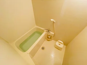 バストイレは別♪バスルームには風呂桶・風呂イス・風呂用洗剤・スポンジをご用意しておりますのでぜひご活用ください！