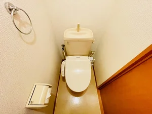 ウォシュレットつきのトイレです。老若男女皆様に安心してご利用いただけますね☆トイレにもトイレ用洗剤とトイレ用ブラシをご用意しておりますので長期ご利用の場合の気になる汚れなどもお掃除して頂けます＾＾
