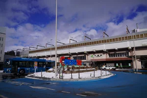 千歳駅まで徒歩12分(車で3分)。コンビニは徒歩1分です。