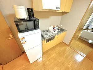 【冷蔵庫・電子レンジ】ホテルと違い福井市ウィークリーマンションでは標準設備♪一人暮らしに適した冷蔵庫なので1週間以上の暮らしに最適★お客様の声から今の形になりました。