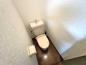 トイレ用洗剤、ブラシをご用意しておりますので長期ご利用の場合の気になる汚れなどもお掃除して頂けます♪オプション不要の福井北JCT(北四ツ居)ウィークリーマンション。