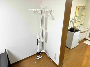 【パラソルハンガー】福井北JCT(北四ツ居)ウィークリーマンションではパラソルハンガー完備★雨の日でも快適に室内で洗濯ができます♪ハンガーも5本標準設備のなので長期滞在も安心ですね(^^)/
