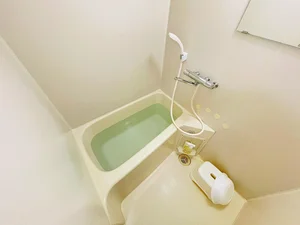 バストイレは別♪バスルームには風呂桶・風呂イス・風呂用洗剤・スポンジをご用意しておりますのでぜひご活用ください！