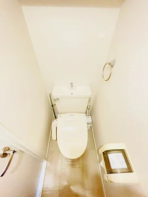ウォシュレットつきのトイレです。老若男女皆様に安心してご利用いただけますね☆トイレにもトイレ用洗剤とトイレ用ブラシをご用意しておりますので長期ご利用の場合の気になる汚れなどもお掃除して頂けます＾＾