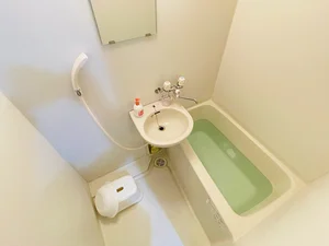 バストイレは別♪バスルームには風呂桶・風呂イス・風呂用洗剤・スポンジをご用意しておりますのでぜひご活用ください！