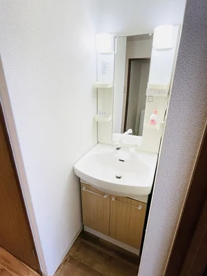 嬉しい独立洗面台付★☆忙しい朝でも余裕をもって身だしなみが整えることができます♪