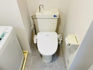 ウォシュレットつきのトイレです。老若男女皆様に安心してご利用いただけますね☆トイレにもトイレ用洗剤とトイレ用ブラシをご用意しておりますので長期ご利用の場合の気になる汚れなどもお掃除して頂けます＾＾