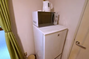 電子レンジ・冷蔵庫など家電製品などあり! 家具家電だけでなくあると嬉しい備品類も取り揃えられていて便利です。