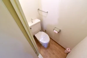 バストイレ別! トイレットペーパーや洗剤などあり!
