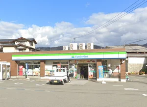 ファミリーマート 三次市役所前店　徒歩5分
