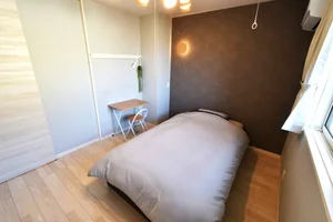勉学にも向いているデスクとイスも洋室にあり！　落ち着いた色味の寝室でゆっくりとお休みいただけます♪