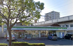ファミリーマート 三原館町店　徒歩2分