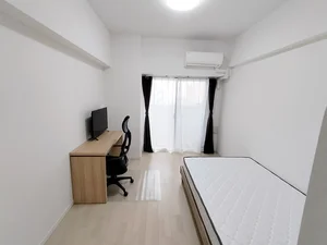 写真はお部屋のイメージです。ラグなどの室内装飾はございません。