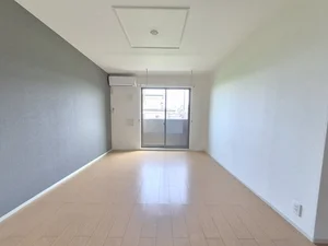 のマンスリーマンション・ウィークリーマンション「コットン　ヴィラ・ノースⅢ 102・洋室(No.828770)」メイン画像
