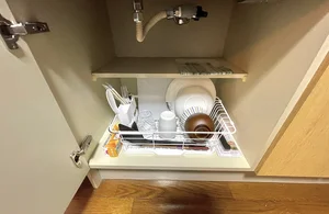 外食続きになりがちな出張生活を支える、機能的なキッチン。近隣スーパーで福井の旬の食材を買い込み、健康的な食生活を維持できる「暮らしの拠点」としての価値を提案します。