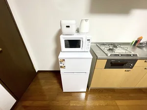 手入れのしやすいIHクッキングヒーターを採用したシステムキッチン。火を使わない安全設計は、初めてのマンスリー利用でも安心。自炊派も満足の調理スペースを確保しています。