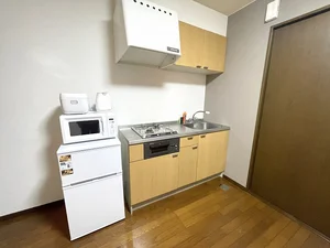 お気に入りのコーヒーを飲みながら、テレビを見てリラックス。ホテルの「部屋」を「住まい」へと昇華させる、厳選されたインテリアが豊かな日常を彩ります。