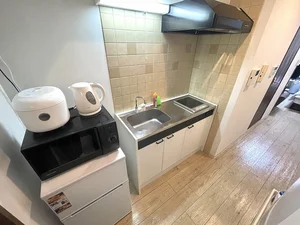 お手入れのしやすいシングルIHコンロを完備。火災のリスクが低く、マンスリーマンションでの一人暮らしに最適です。上下の収納力も十分で、長期滞在でもキッチン周りを常にスッキリと保てます。