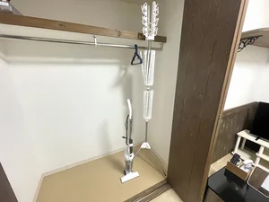 スーツケースや季節の衣類もまるごと収まる大容量の収納スペース。お部屋の中に生活感を出さず、常にモデルルームのような美しい空間でリラックスした時間を過ごしていただけます。